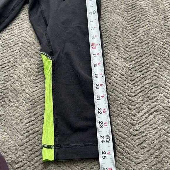 Lululemon Women's Capri Leggings Size 4 Black Black and Green Bottoms - Picture 10 of 12